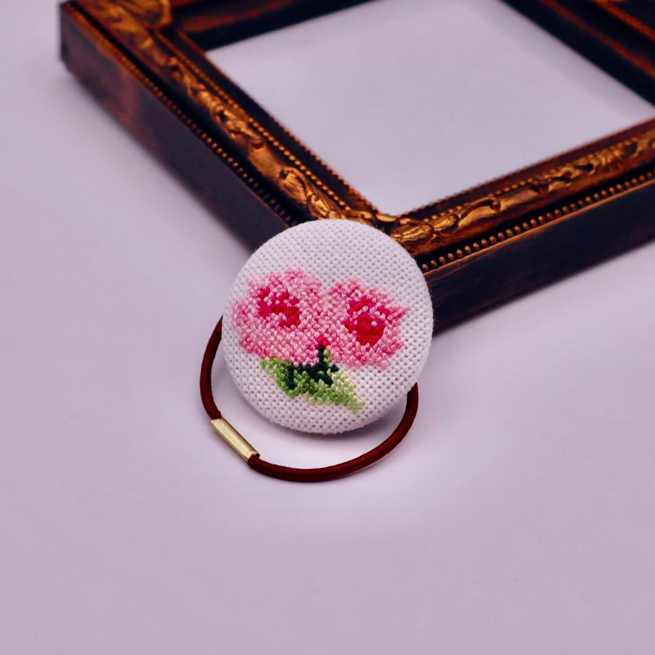 6月のくるみボタン　バラの花　クロスステッチ刺繍1枚目の画像